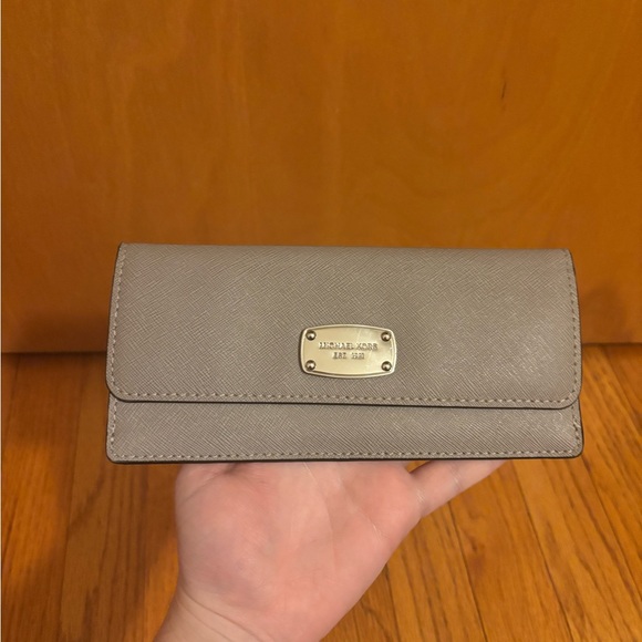 Michael Kors Wallet Grey Excellent Condition - Picture 2 of 9